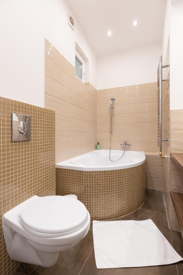 Lovely 2-Bedroom Apartment At The Vaci Street Budapeşte Dış mekan fotoğraf