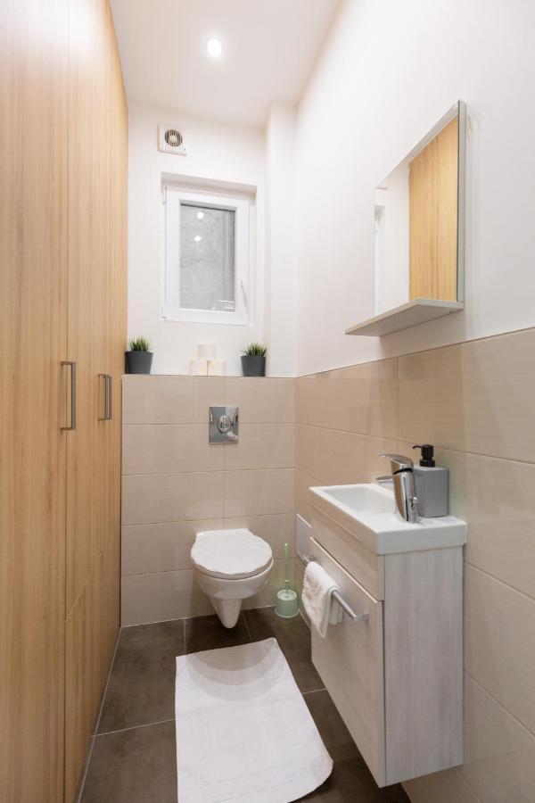 Lovely 2-Bedroom Apartment At The Vaci Street Budapeşte Dış mekan fotoğraf